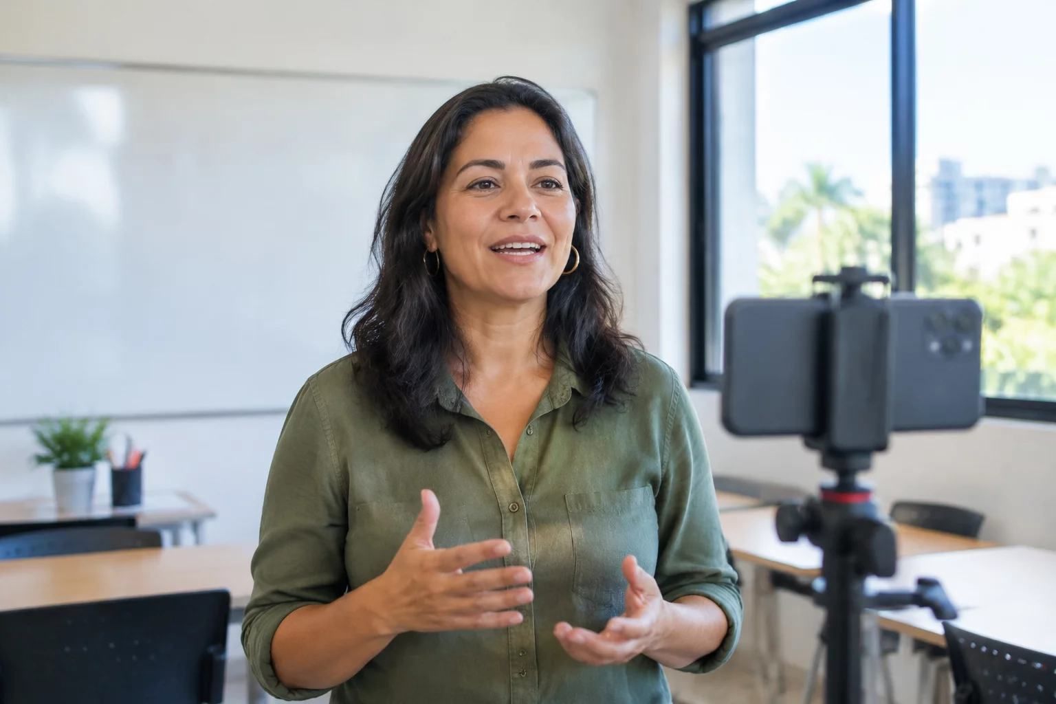 Aluna grava vídeo com o celular no tripé